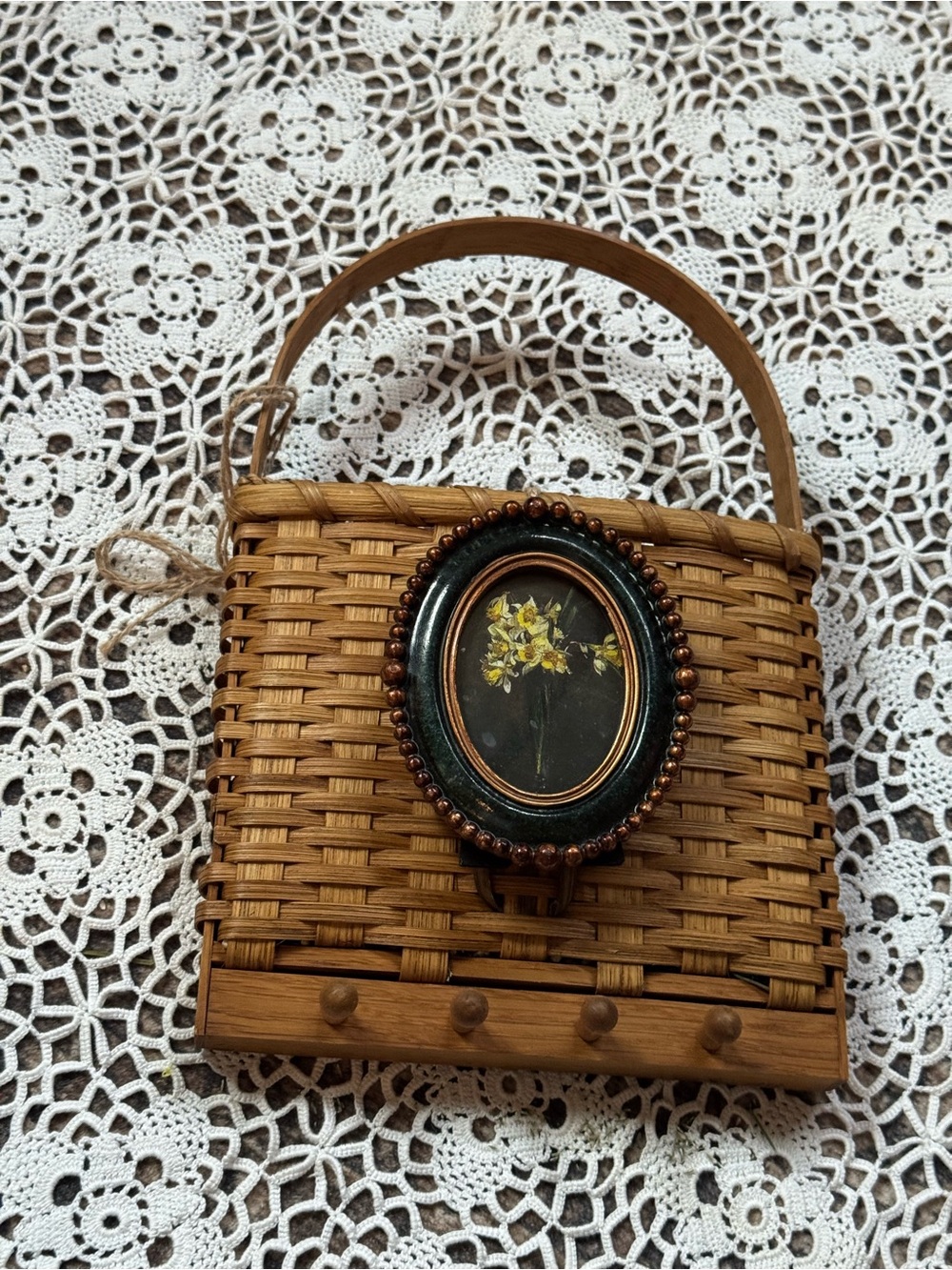 Vintage Style Wicker Wall Basket Key Holder with Floral Oval Frame